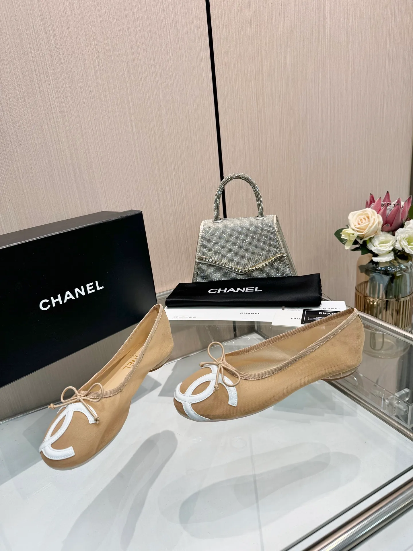 👟👟Ex-factory price 480👟👟 | ²⁰²5 𝐬𝐬 🤍🤎𝐂𝐇𝐀𝐍𝐄𝐋 Chanel 26A catwalk style handmade Mary Jane women's shoes. Ballet shoes are so amazing, the bow pattern is so cute! Even if I don’t wear flat shoes, I can’t resist the temptation! The second recommended pair of Chanel logo women's shoes has great texture and is versatile. It is made of lambskin and has an original two-color outsole. Size: 35-40 (41 can be customized and cannot be returned or exchanged)